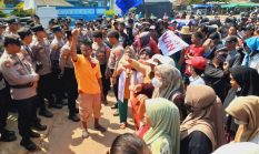 Demo Nelayan Hampir Ricuh, Tuntut Kejelasan Kasus Kapal Tongkang Misterius