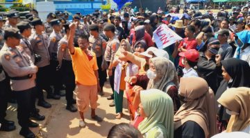 Demo Nelayan Hampir Ricuh, Tuntut Kejelasan Kasus Kapal Tongkang Misterius