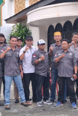Sambut Waktu Buka Puasa, di Penghujung Ramadhan, DPC PJS Banggai Bagikan Takjil ke Pengendara Yang Melintas