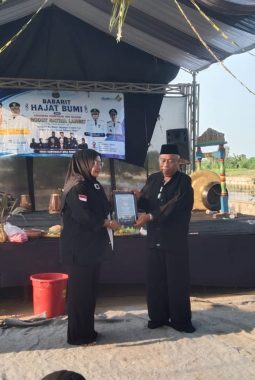 Ketua Paguyuban Laskar Agung Syeh Quro Nusantara Serahkan Cendera Mata kepada Ketua Padepokan Godot Satria Langit pada Acara Babarit Hajat Bumi Desa Parakan