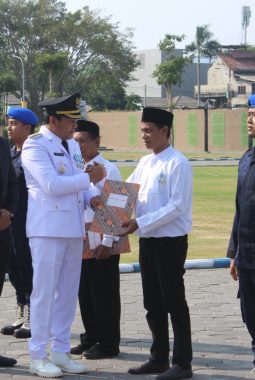 Bupati Sidoarjo Serahkan Remisi Secara Simbolis kepada Warga Binaan pada HUT ke-81 Kemerdekaan RI