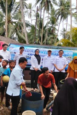 Korwil, Korcam, dan Sejumlah Kepala SPPG Bersatu dalam Aksi Sosial Bantuan Air Bersih di Kampung Ciupas